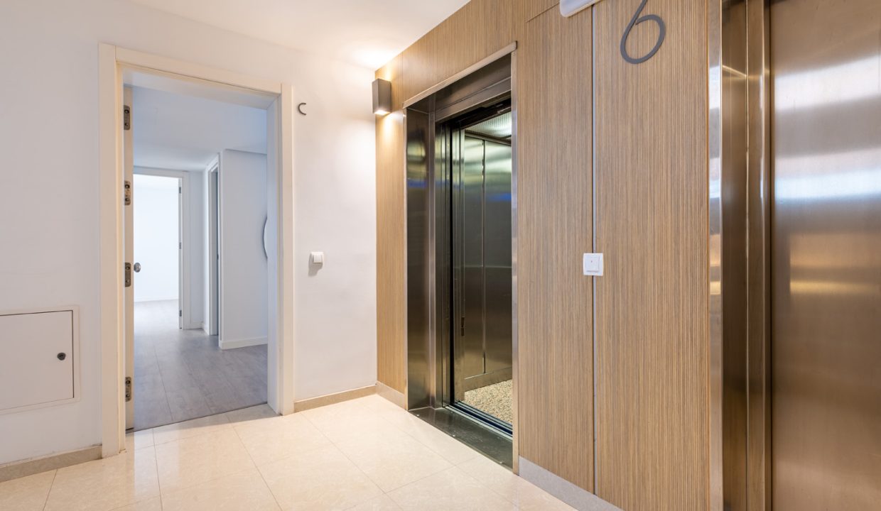 Puerta de ingreso al piso
